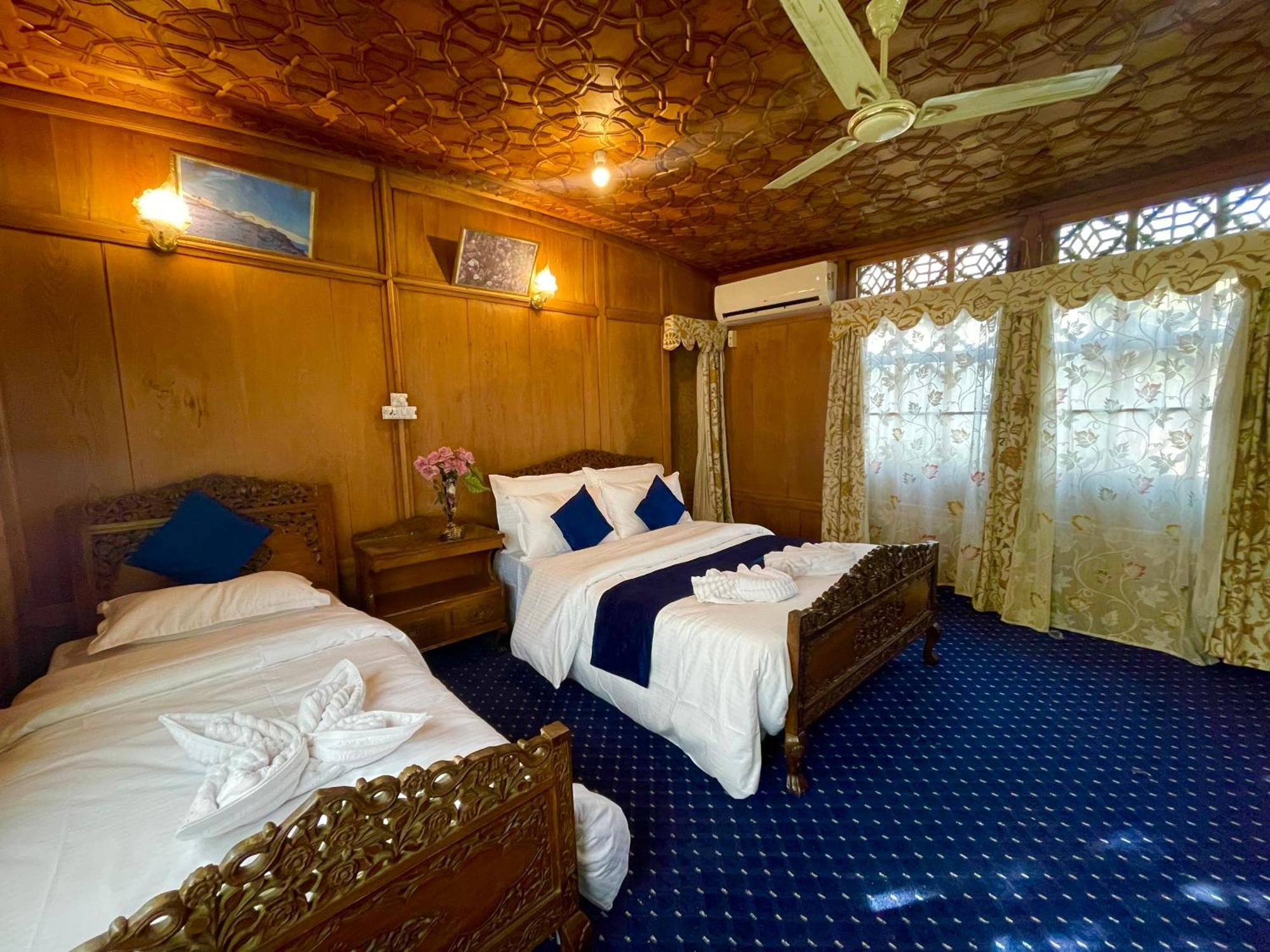 New Sea Palace Houseboats Srīnagar Dış mekan fotoğraf
