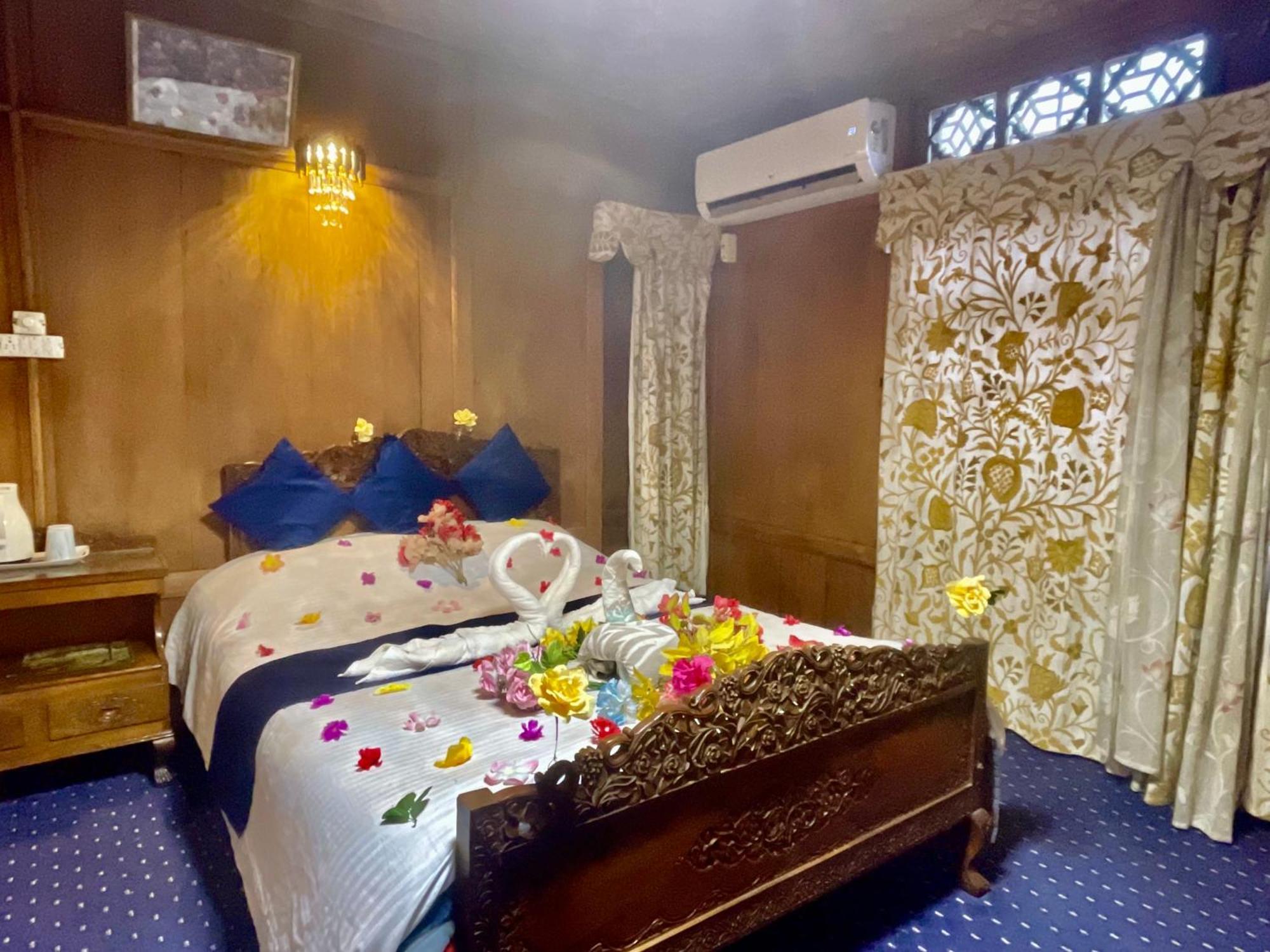 New Sea Palace Houseboats Srīnagar Dış mekan fotoğraf