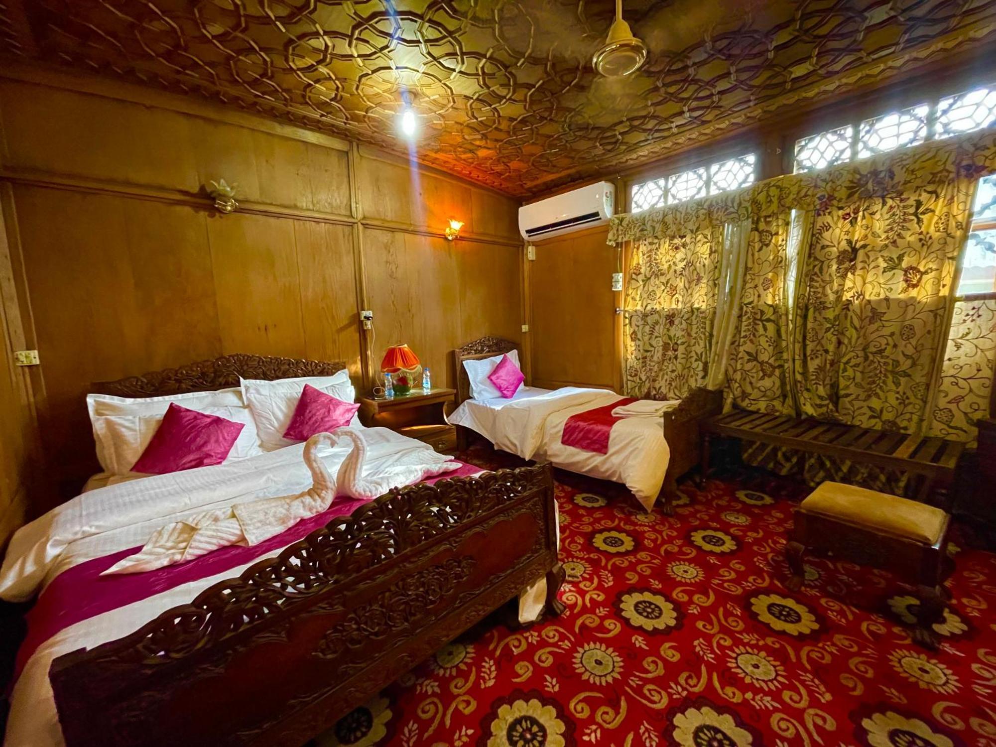 New Sea Palace Houseboats Srīnagar Dış mekan fotoğraf