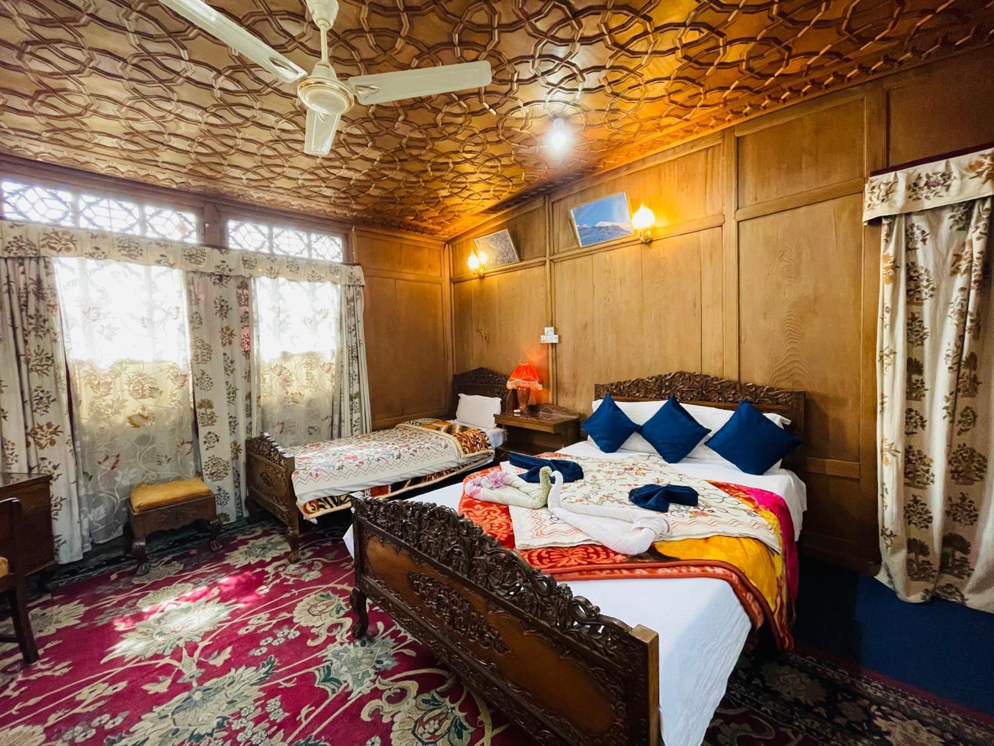 New Sea Palace Houseboats Srīnagar Dış mekan fotoğraf
