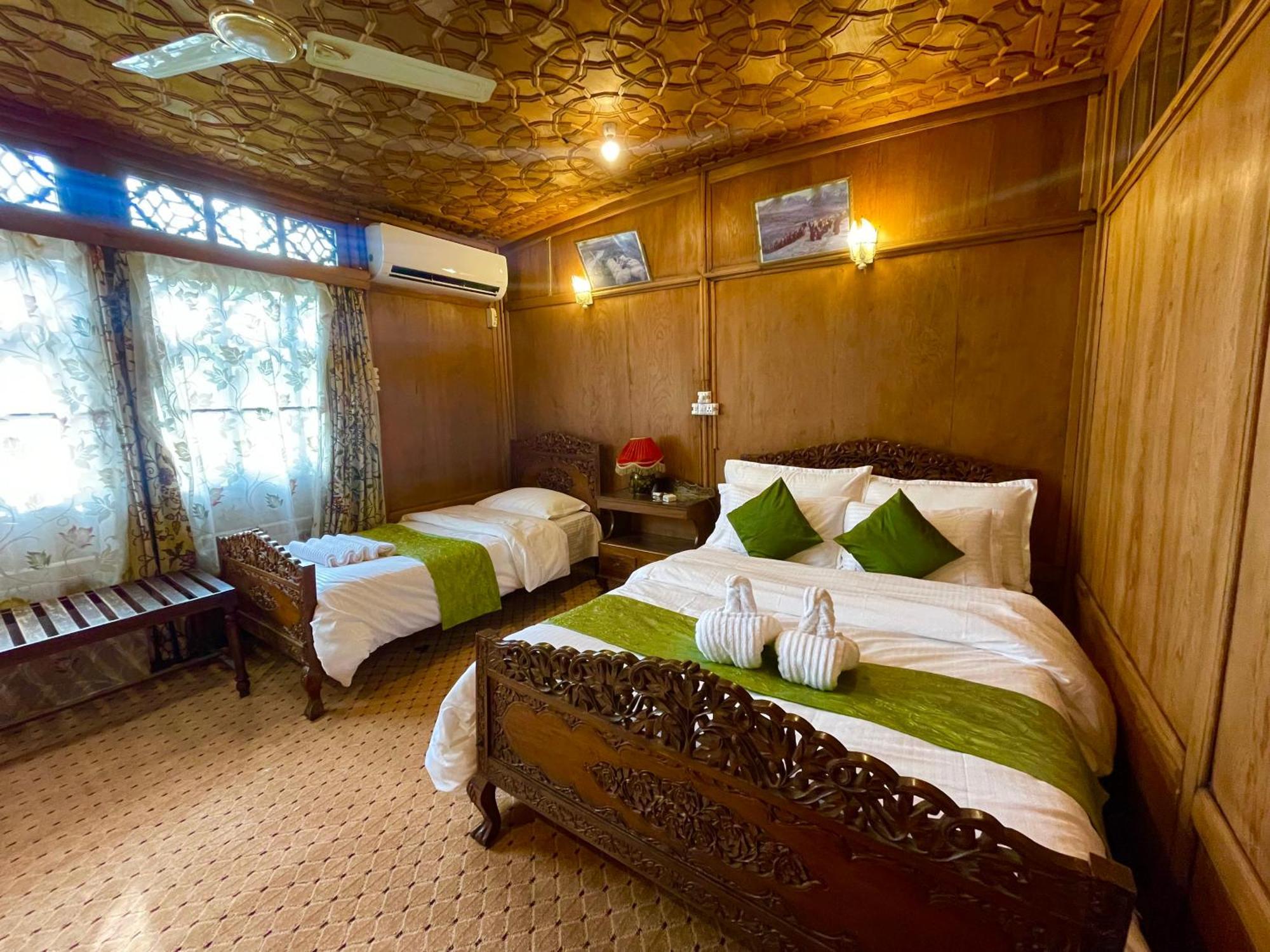 New Sea Palace Houseboats Srīnagar Dış mekan fotoğraf