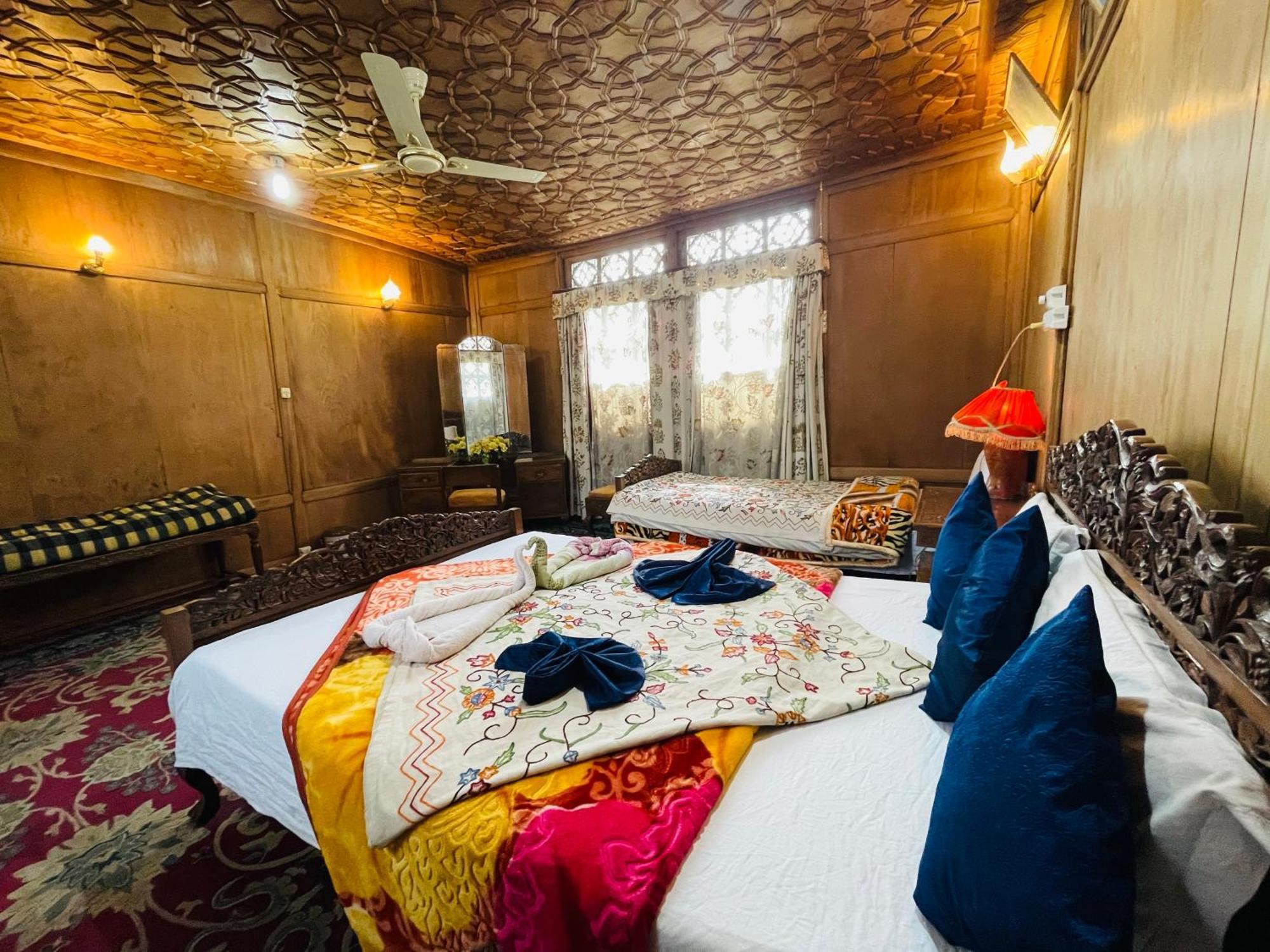 New Sea Palace Houseboats Srīnagar Dış mekan fotoğraf