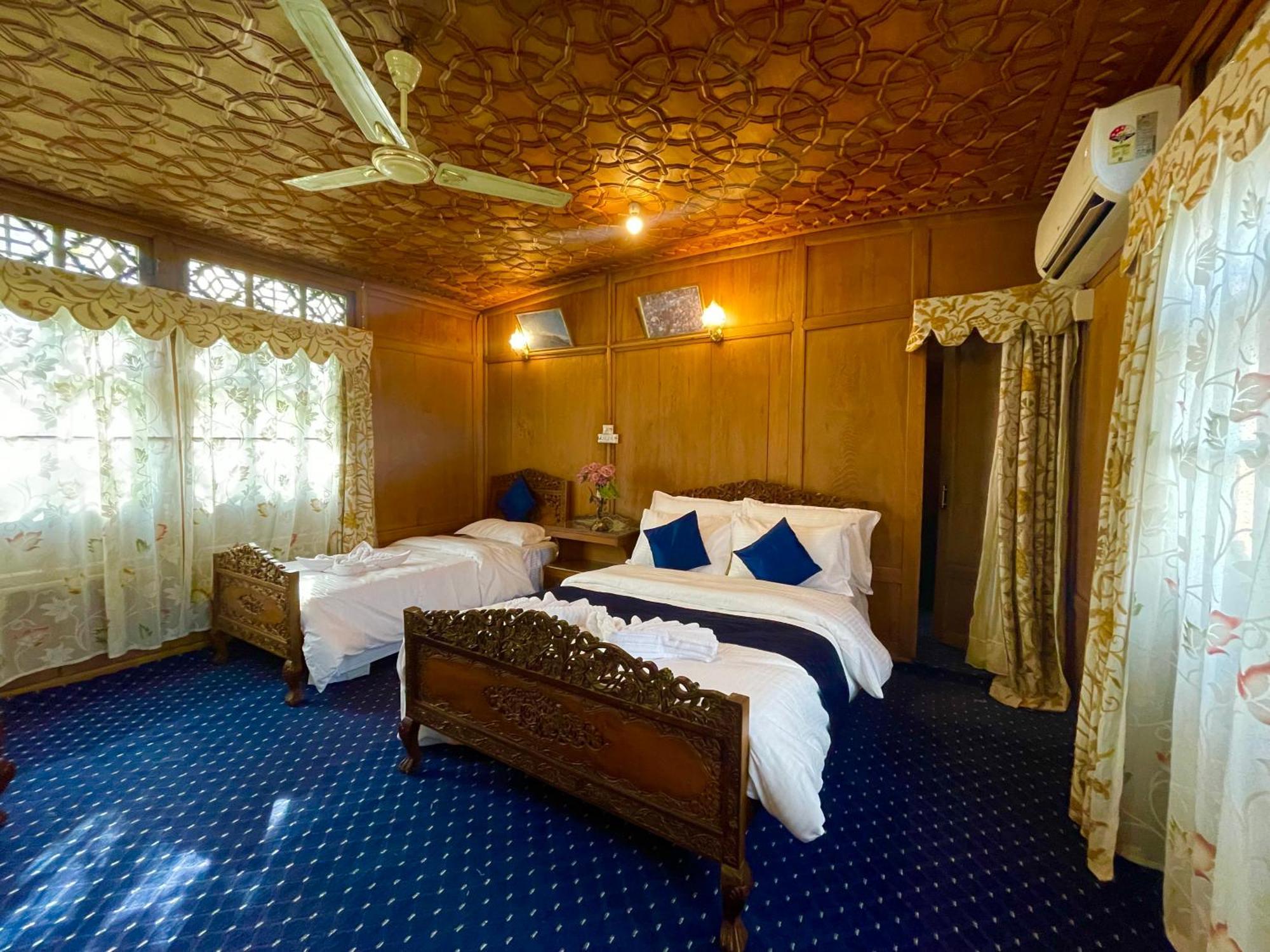 New Sea Palace Houseboats Srīnagar Dış mekan fotoğraf