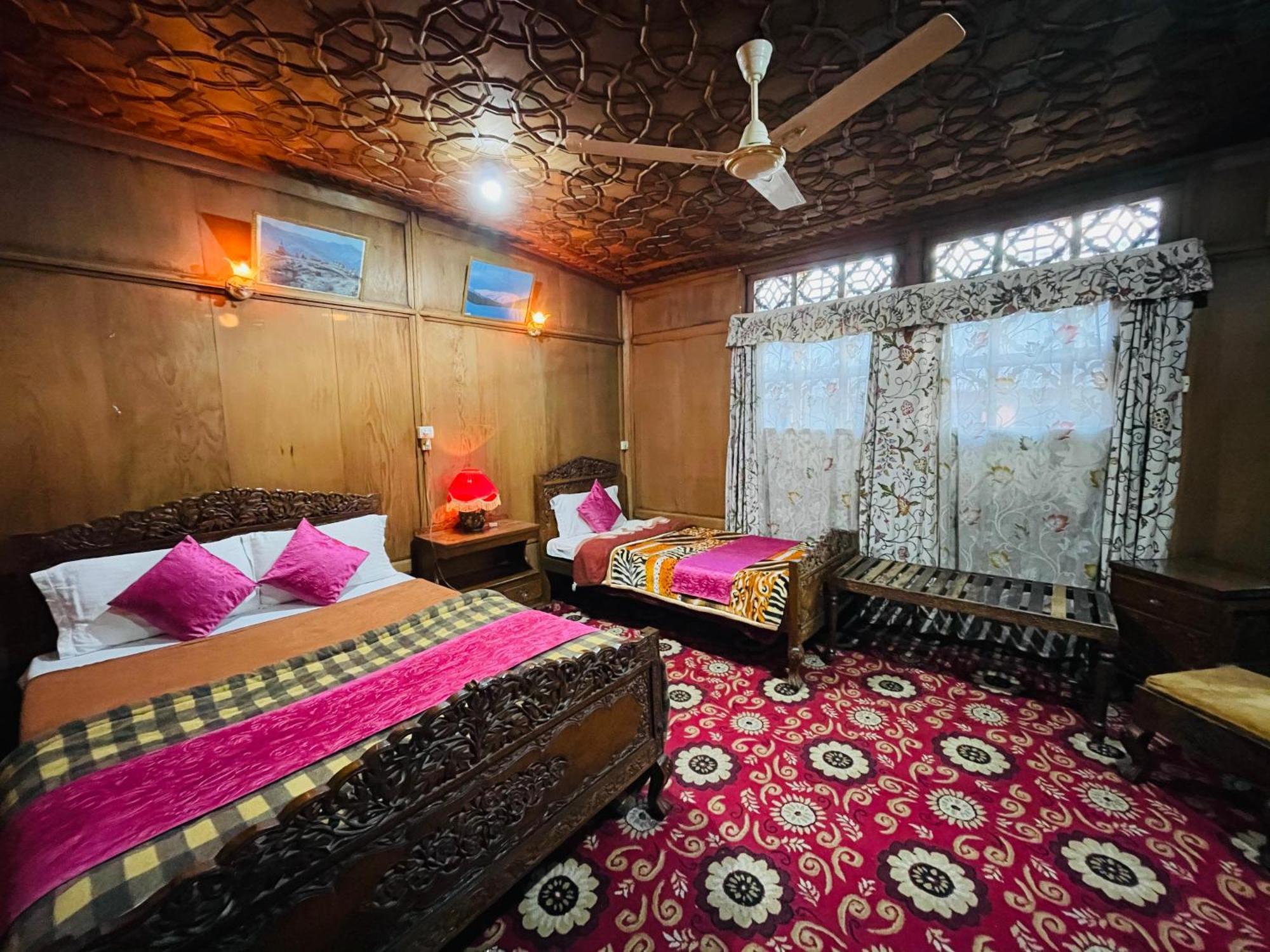 New Sea Palace Houseboats Srīnagar Dış mekan fotoğraf