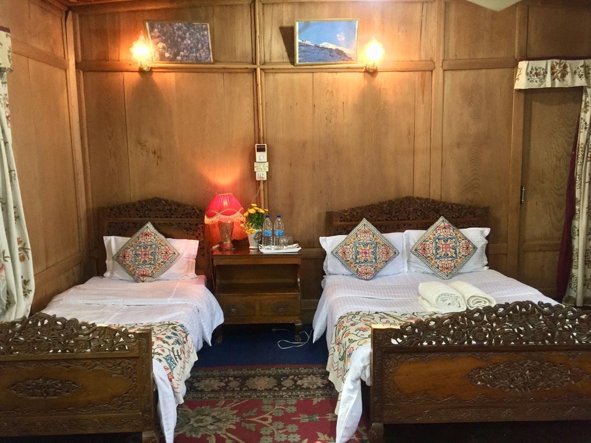 New Sea Palace Houseboats Srīnagar Dış mekan fotoğraf