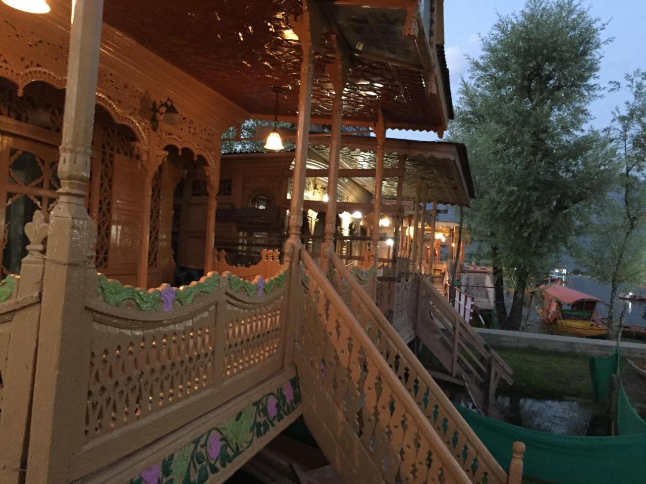 New Sea Palace Houseboats Srīnagar Dış mekan fotoğraf